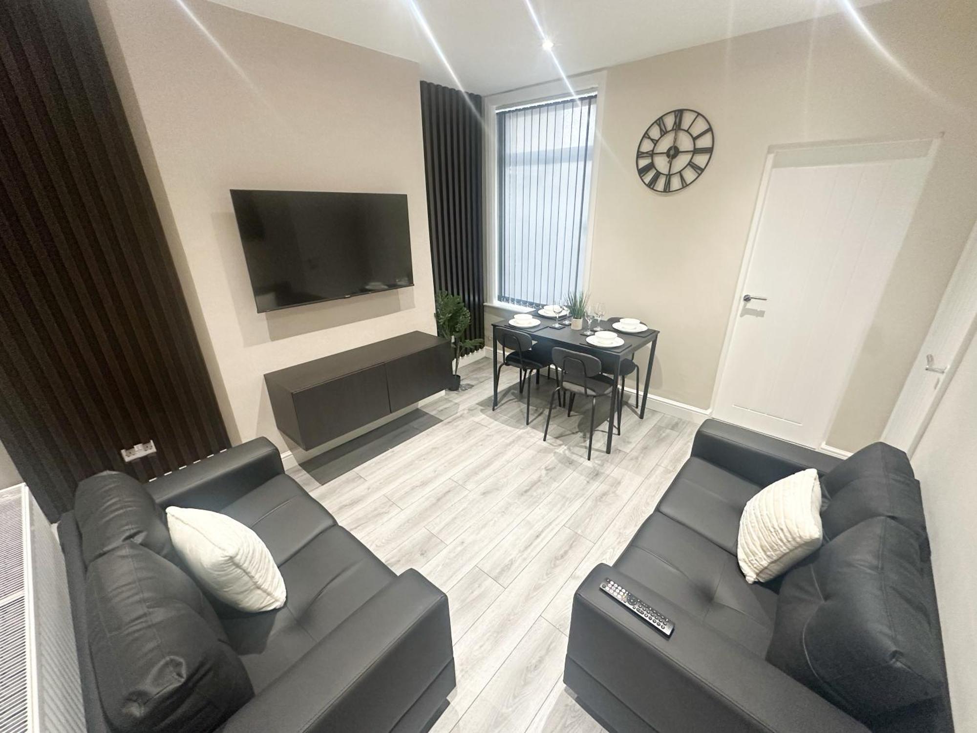 4 Bedroom, Sleeps 8, Free Parking, 5 Mins From Lfc, 15 Mins Centre * Liverpool